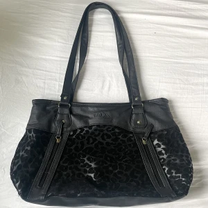 väska med leopard print💋 - använd köp nu! några små hål på banden men syns knappt😽dator får plats