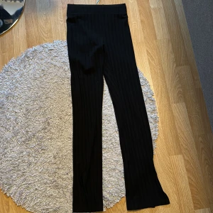 Byxor - Stl XXS, passar även de som har xs, väldigt stretchiga, nere vid benet finns även en liten öppning!