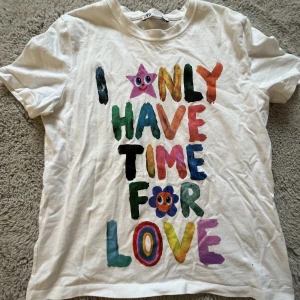Zara tshirt - Säljer denna super snygga tshirten från zara som tyvärr blivit för liten🩷 Skriv till mig innan ni trycker på köp nu!!!!