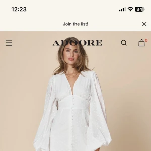 Vit Klänning  - En vit klänning från adoore, säljer pga för liten storlek. Helt oanvänd. Bilden där jag har på mig klänningen är exakt samma modell men en storlek större storlek (42). Den jag säljer är samma modell fast storlek 40.