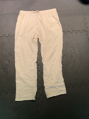 Linnebyxor - Vanliga linnebyxor som kommer från H&M. Dom ser skrynkliga ut på bilden men jag strycker innan jag sickar. Skriv om du undrar något mer! Inte helt säker på storlek men jag skulle gissa på något runt 30