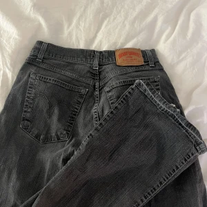 Low wiast jeans - I bra skick, knappt använda! Kontakta mig vid frågor eller annat. Storleken är S, men skulle säga att de även passar XS/S/M