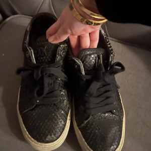 Zadig & Voltaire skor - Säljer söta Zadig skor, dem är använda därav priset. Men inget mer än de som syns på bilden är slitage. 