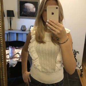 En mycket fin stickad väst ifrån Lindex - Jag har använt den ett fåtals gånger lika bra passform och skick som nyköpt