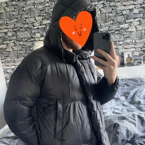 Gina Tricot lång puffer  - Otroligt sparsamt använd lång Puffer från Gina Tricot. Tycker modellen är skitsnygg men har bara inte kommit till användning.