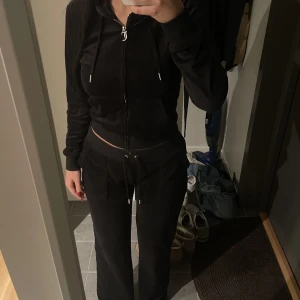 Juicydress - Svart juicydress. Byxorna i storlek M och tröjan i S. Nypris 2100kr, Säljer för 700kr då dragkedjan är jobbig att få ner så därav priset. Utöver dragkedjan är den helt felfri och superfin🫶🏽skriv för mer info