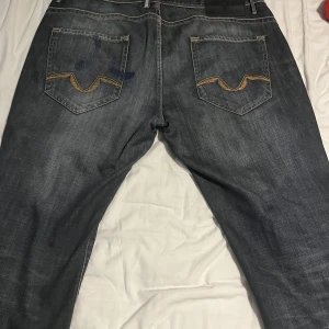Baggy jeans - Jeans med fett tryck, baggy passar bra baggy på mig med 34 i waist ich är 180 lång. Selected märke