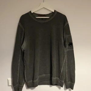 C.P company sweatshirt  - Säljer min C.P company sweatshirt då den inte används längre. Lite missfärgad vid armhålarna men annars i fint skick. Ny pris är ca 2200kr. Storleken är XL men passar på L också 