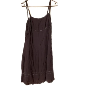 Klänning - Assfin, finns lite lösa pärlor men går att åtgärda/låta det vara. Pris kan diskuteras. Brun/svart/röd