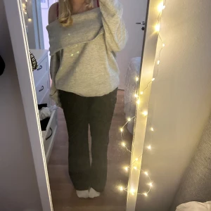 Stickad tröja😍 - Säljer denna superfina stickade tröjan ifrån h&m säljer då den inte kommer till någon användning, aldrig använd endast testad prislapp kvar. Storlek L passar en M till L🤩😍Köpt för 200kr säljer för 175kr plus frakt☺️Slut i nästan alla storlekar!!