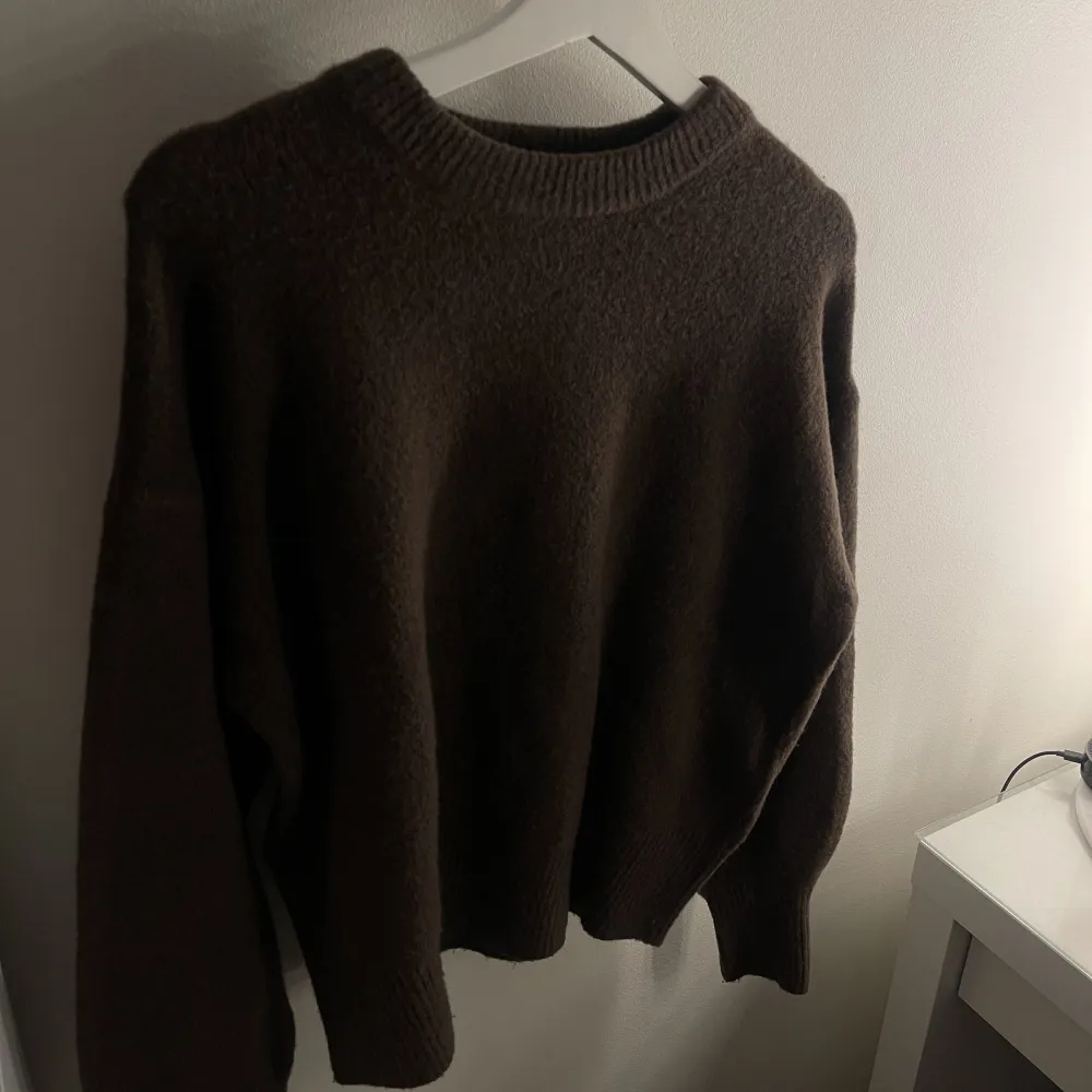 En mörk brun stickad tröja från BikBok endast använd en gång❤️. Tröjor & Koftor.