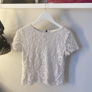 Spets T-shirt/topp🤍 - Så snygg men kommer inte till användning då jag redan har liknande🤍