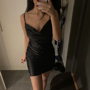 Satin klänning - Använd en gång endast, storlek M. Banden är justerbara. 150kr💖