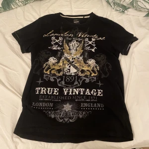 T shirt med tryck - Fet t shirt, jätte bra skick. Storlek L men passar M också