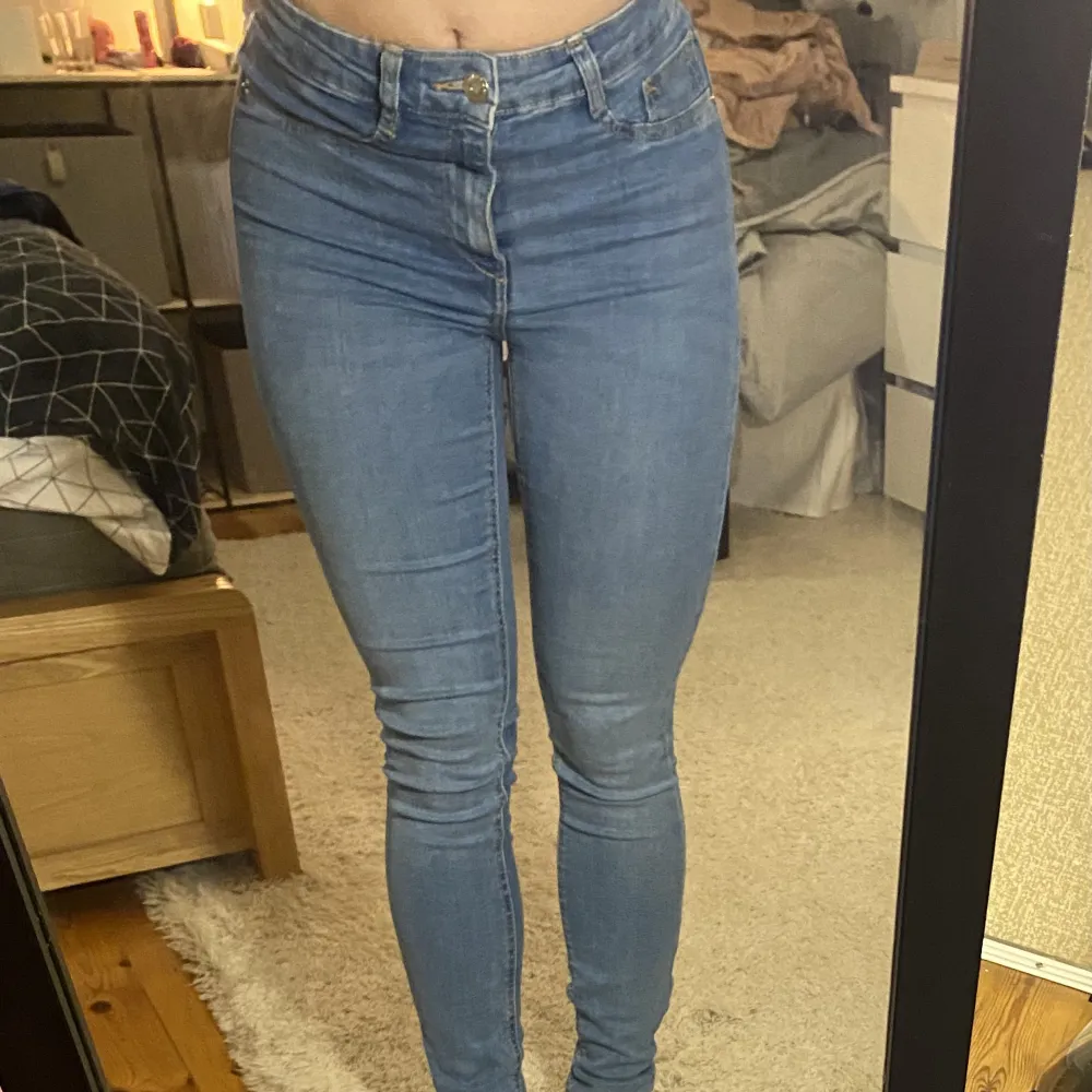 Jag säljer mina ljusblå högmidjade jeans då jag inte längre använder dom. Dom är i storlek S och från Gina tricot🌸. Jeans & Byxor.