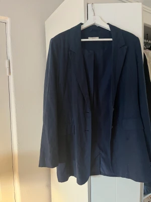 Blazer i linne Gina tricot - Linneblazer från Gina Tricot i blå färg. Använd 4 gånger. ✨ stl 40! 