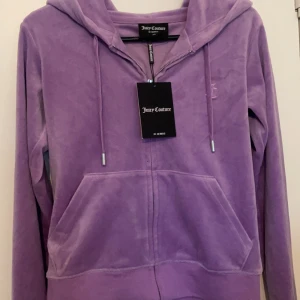 Juicy couture xs - Säljer helt oanvänd lila juicytröja i storlek xs. 
