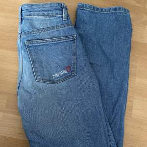 Djerf Avenue Straight Jeans Mid Blue i regular längd storlek 24! Använd fåtal gånger så väldigt bra skick! 💗