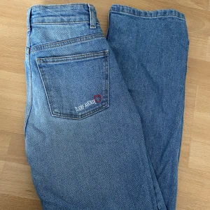 Djerf Avenue Straight Jeans - Djerf Avenue Straight Jeans Mid Blue i regular längd storlek 24! Använd fåtal gånger så väldigt bra skick! 💗