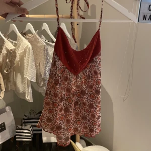 röd topp - superfin röd topp ❣️ öppen i ryggen !!