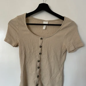 Ribbad topp  - Väldigt gott skick, knappt använd.