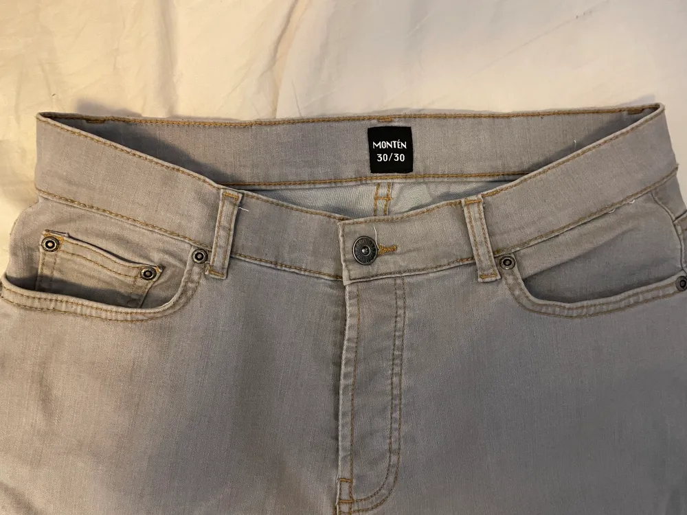 Säljer två par montén jeans i storlek 30/30. 1200 nypris Buda  Ljusa : såld❗️. Jeans & Byxor.