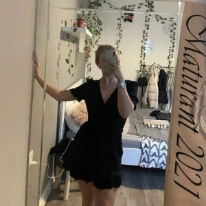 Svart knytt klännig  - En jätte fin svart klännig! Har aldrig andvänts Priset kan diskuteras Hör gärna av dig vid intresse!!🫶