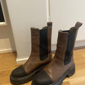 Boots från C.Kobler - Varma och sköna kängor från C.Kobler. Skorna är i nyskick och säljs pågrund av att jag beställt fel storlek. Nypris 1500