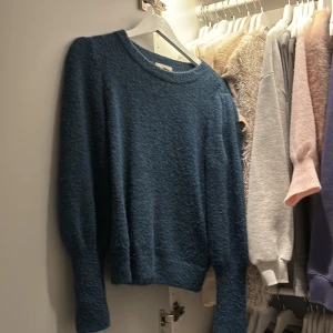  Stickad tröja -  Säljer denna super fina stickade tröja från H&M med glitter i sig använd cirka en gång superskön och mysig