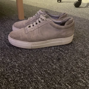 Arigato plattform  - Ett par Arigatos i ganska bra skick, använda några gånger säljer för att jag inte passar i dom. Dom är storlek 40 men passar 41-42