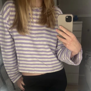 Randig tröja - Lila & vit-randig tröja från Bikbok i storlek S. Jättefint skick!! 💕💕