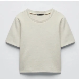 Stickad tröja  - En jättefin stickad tröja från zara som inte finns längre! 