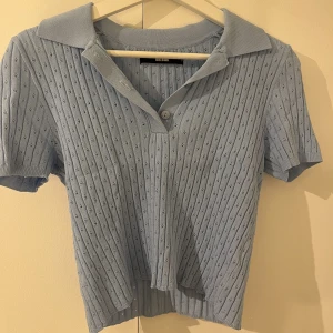 Söt topp - Blå topp från Bikbok i storlek S. Endast använd 2-3 gånger. Går att ha både knäppt och uppknäppt. Jättesöt!!💕