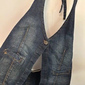 Halter Jeans topp - en halterneck topp i denim, coola detaljer, helt oanvänd 