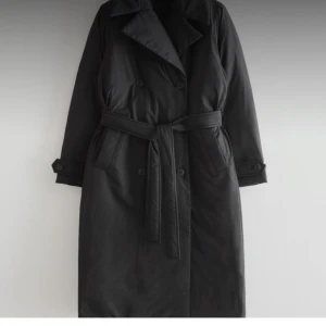 &other stories fodrad lång jacka - Lång fodrad trenchcoat med knappar och knyte i midjan.   Köpt för 1450 KR  Några små fläckar vid insidan av kragen, säkert lätta att skrubba bort. 
