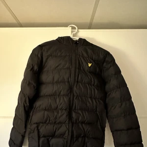 Lyle & scott jacka - Fin jacka i bra skick. 7/10. Dragkedjan seg i början så det är ett litet problem. Nypris runt 900 kr. Pris kan diskuteras vid snabb affär.