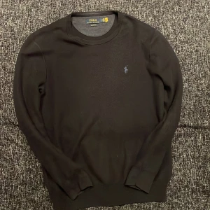 Sweatshirt - Riktigt skön Ralph lauren tröja, skick 8/10, storlek M, modellen är 187cm och väger 78kg, ny pris 2199, mitt pris 1299, dm för diskutering om pris och mer bilder.