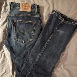 Snygga bootcut Levi’s jeans modell 507 04. Jag är 176cm och har midjemått 78cm, jag viker ner kanten om ja vill att de ska vara tighta i midjan💞