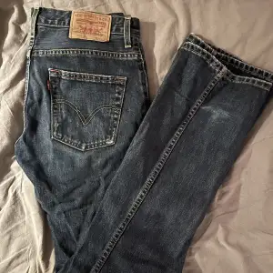 Snygga bootcut Levi’s jeans modell 507 04. Jag är 176cm och har midjemått 78cm, jag viker ner kanten om ja vill att de ska vara tighta i midjan💞
