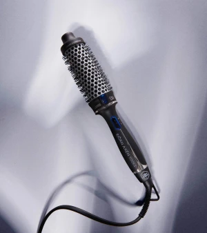 Värmeborste  - Säljer nu denna populära värmeborsten från Björn Axén. Blir en jättefin blowout men har bara inte kommit till användning💕