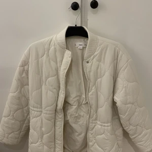 Vårjacka  - Snygg bomber jacka. Perfekt till vår och sommar. Nyskick. 