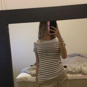T-shirt - Super gullig randig t-shirt från hm, köpt för flera år sen, har fina detaljer på axlarna, storlek s❤️‍🔥