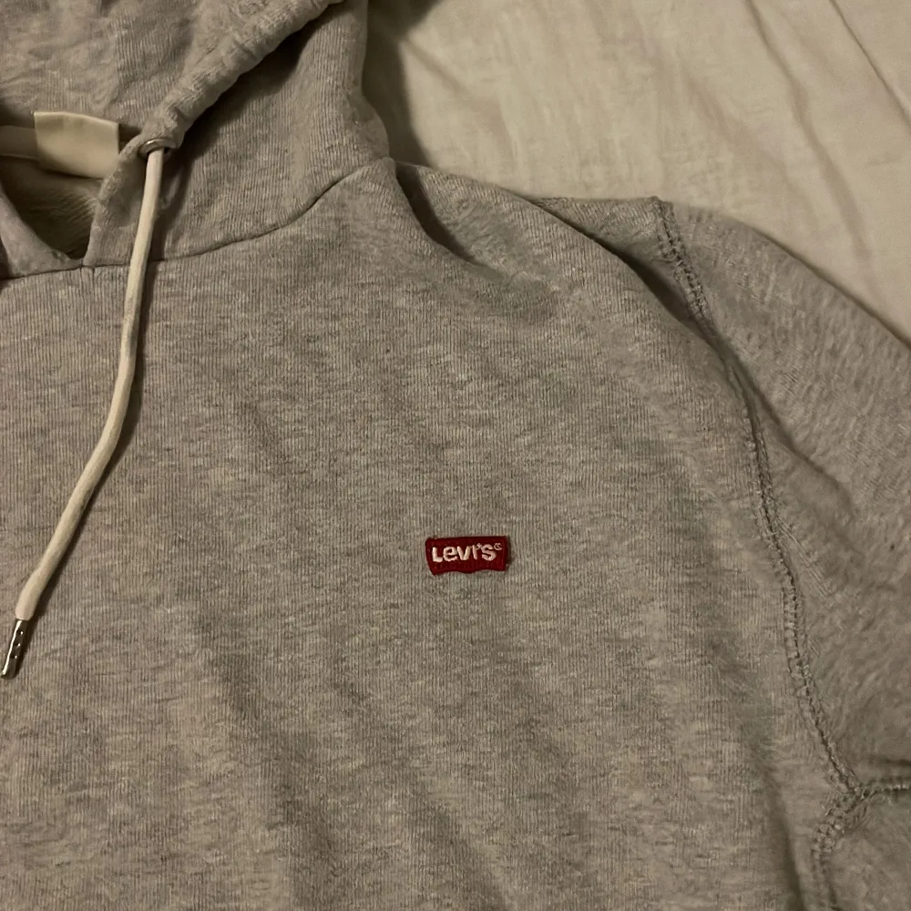 Säljer min levi’s hoodie, skick på denna är riktigt bra. Storlek S men skulle mer säga att den känns som en M.. Hoodies.