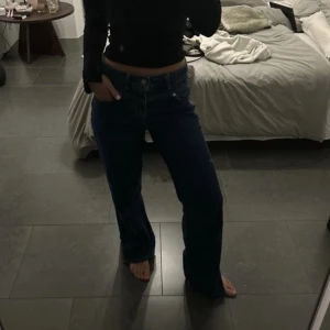 Mörkblåa jeans från NA-KD med slits - Mörkblåa fina jeans med slits från NA-KD i storlek 36/s