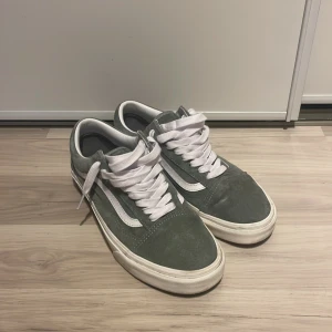 Vans - Säljer dessa vans som är i princip nya! Använda ett fåtal gånger och inga defekter utom lite smuts på sulan (se bild) Size 42/43 modellen heter Old shcool och inte tyg som vanliga utan mocka aktig