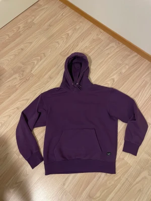 Hoodie - Enfärgad hoodie från Jack & Jones. Storlek: Är osäker men tror M.