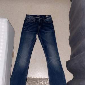 Säljer dessa Lågmidjade jeans bootcut därför jag inte har någon användning av dem. Vintage. Sitter som xs/s