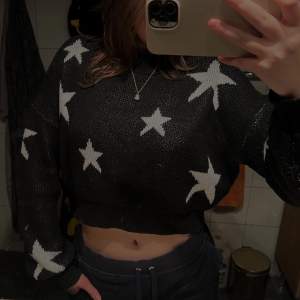 Svart stickad tröja med stjärnor på. Använd 2-3 gånger. 🫶🏻