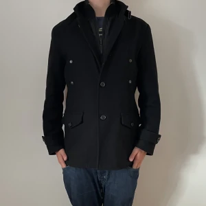 Esprit Vinterjacka  - Esprit Vinterjacka - storlek M-L - varan är i jätte fint skick, inga flaws - modellen är 188cm och 83kg - vid frågor eller funderingar är det bara att skriva! 