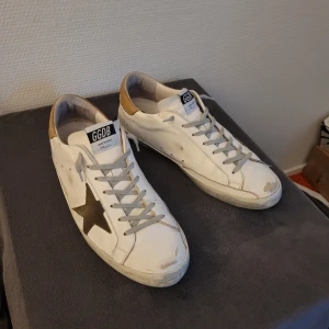 Golden Goose skor - Extremt feta golden goose superstars! Cond 9/10, box ingår. OBS äkthetsbevis finns! Hör av dig vid minsta lilla fråga🙂